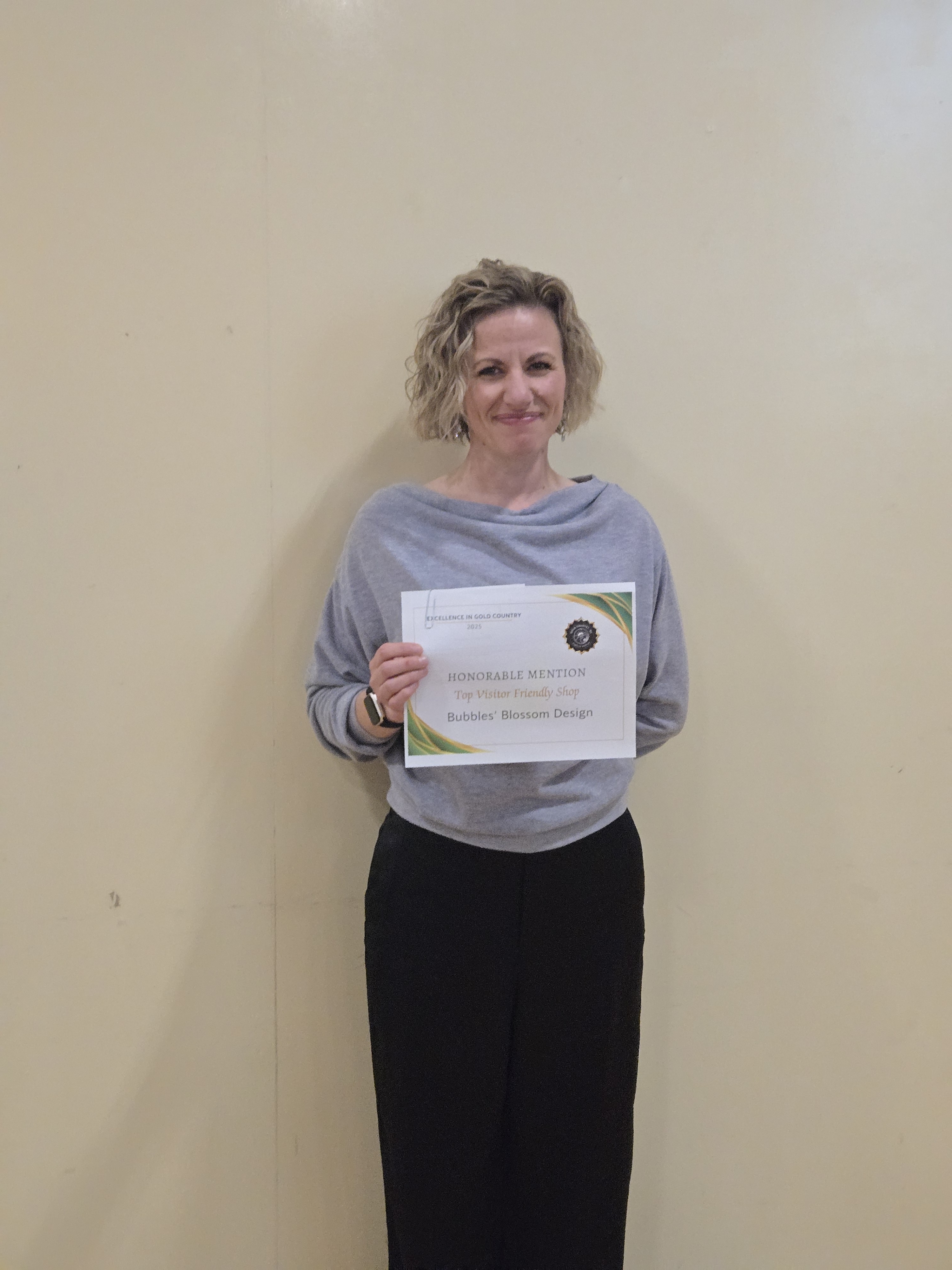 Bubbles’ Blossom Design owner with an Honourable Mention certificate for Top Visitor Friendly Shop at the Excellence in Gold Country Awards.